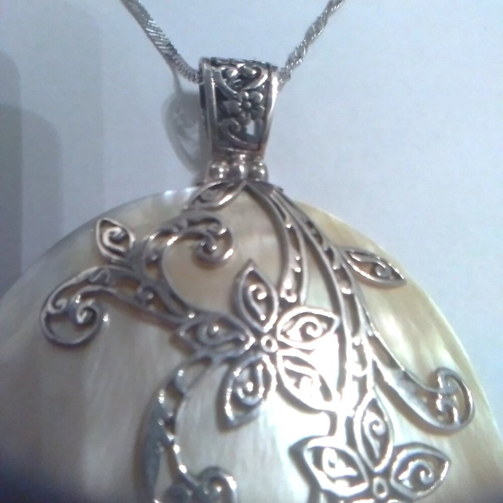 Golden Mother of Pearl Pendant - Picture 5 of 8